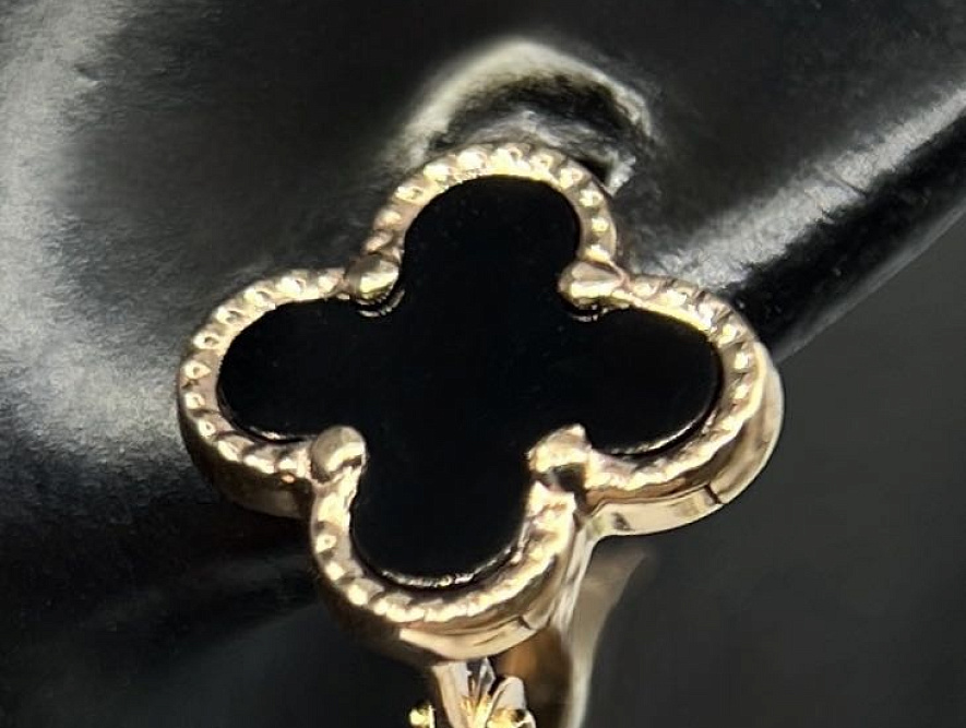 На фото Золотые серьги  №серьги из красного золота с ониксом вес 1.73 г:     .