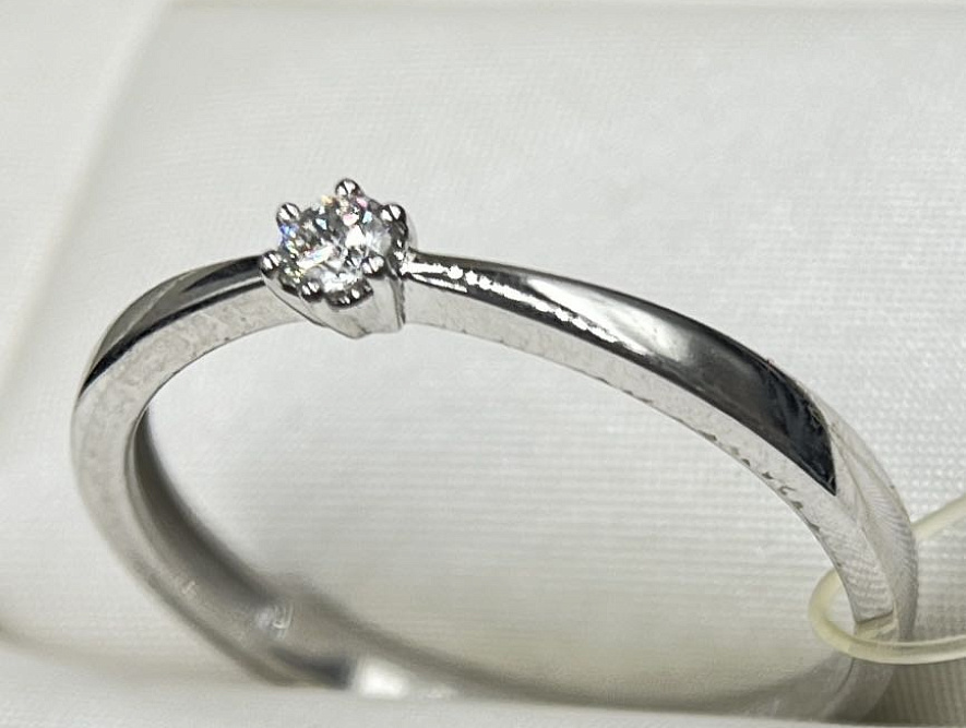 На фото Золотые кольца в Казахстане №кольцо из белого золота с бриллиантом 17.5 вес 1.72 г:     .