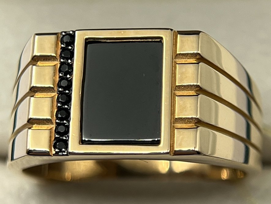 На фото Золотые печатки в Казахстане №печатка из красного золота с фианитом и ониксом 21.5 вес 9.13 г:     .