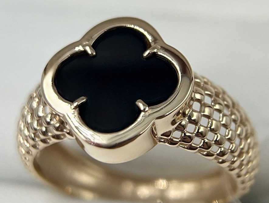 На фото Золотые кольца в Казахстане №кольцо из красного золота с ониксом 18 вес 2.15 г:     .