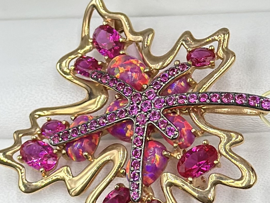 На фото Золотые броши в Казахстане №брошь из красного золота с фианитом и корундом и опалом вес 8.02 г:     .