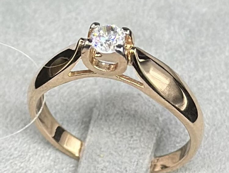 На фото Золотые кольца в Казахстане №кольцо из красного золота с фианитом 17 вес 2.69 г:     .