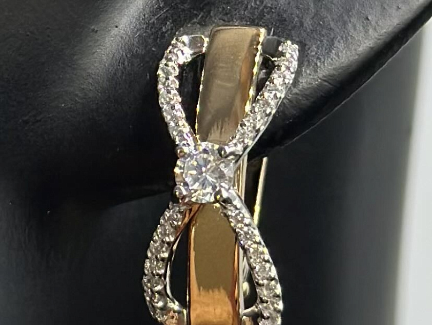 На фото Золотые серьги  №серьги из красного золота с фианитом вес 3.93 г:     .