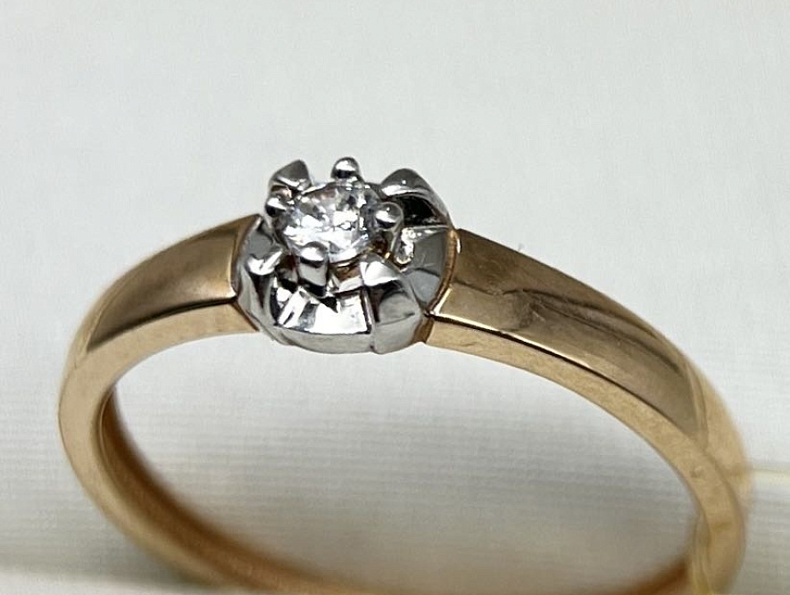 На фото Золотые кольца в Казахстане №кольцо из белого золота с фианитом 16 вес 1.3 г:     .