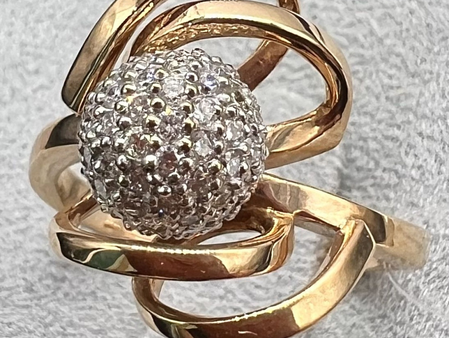 На фото Золотые кольца в Казахстане №кольцо из красного золота с бриллиантом 16 вес 3.98 г:     .