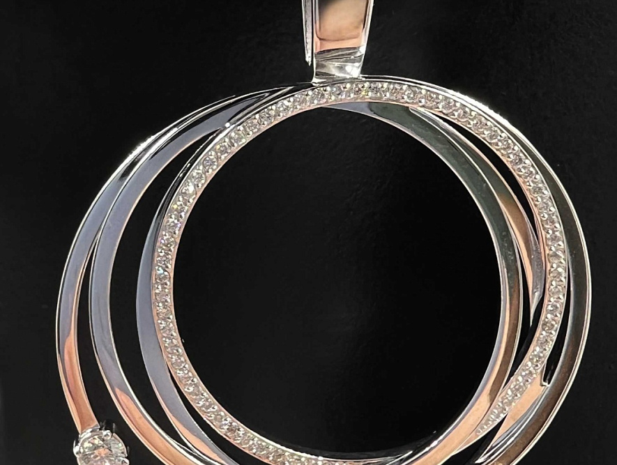 На фото Золотые подвески в Казахстане №подвеска из белого золота с бриллиантом вес 11.29 г:     .