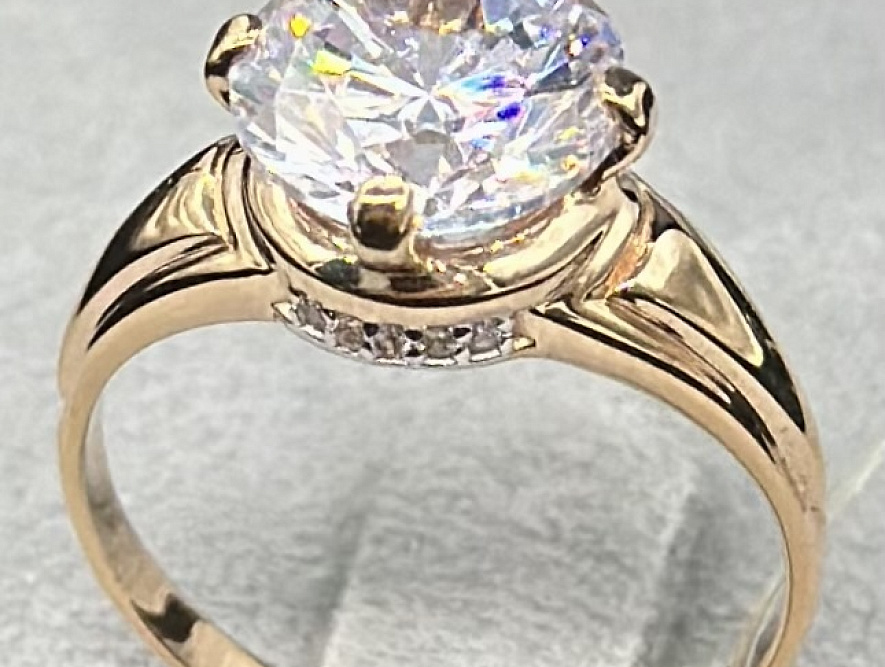 На фото Золотые кольца в Казахстане №кольцо из красного золота с фианитом 16.5 вес 4.2 г:     .