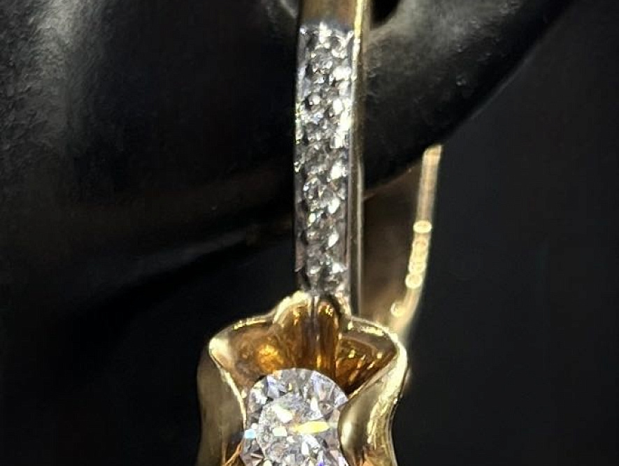 На фото Золотые серьги  №серьги из красного золота с бриллиантом вес 3.59 г:     .