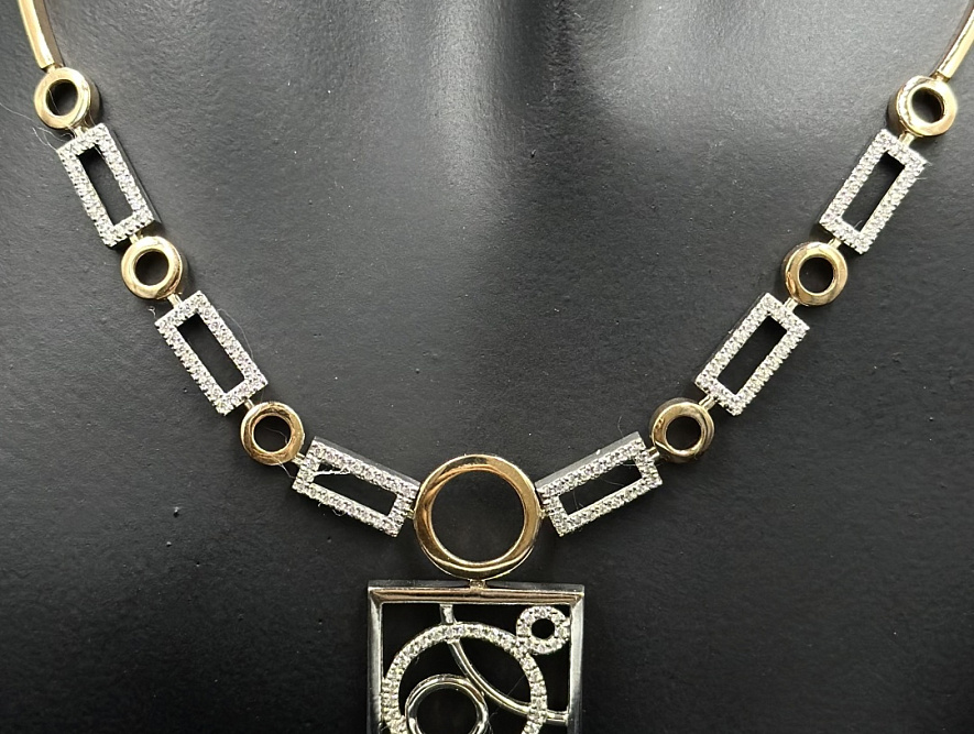 На фото Золотые колье в Казахстане №колье из белого золота с фианитом вес 13.89 г:     .