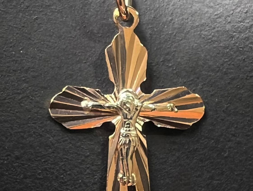 На фото Золотые кресты в Казахстане №крестик из красного золота без вставки вес 0.84 г:     .