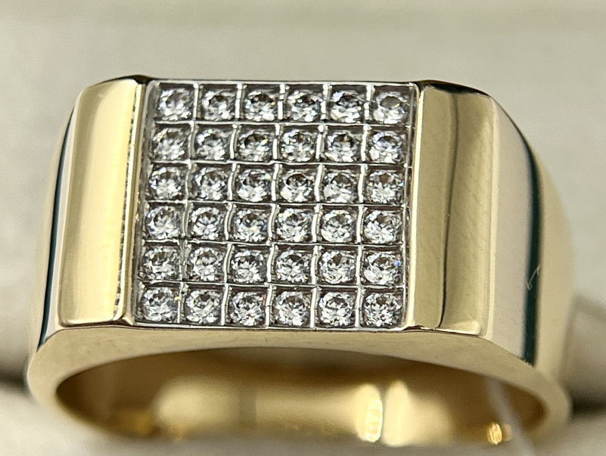 На фото Золотые печатки в Казахстане №печатка из красного золота с фианитом 20.5 вес 7.65 г:     .