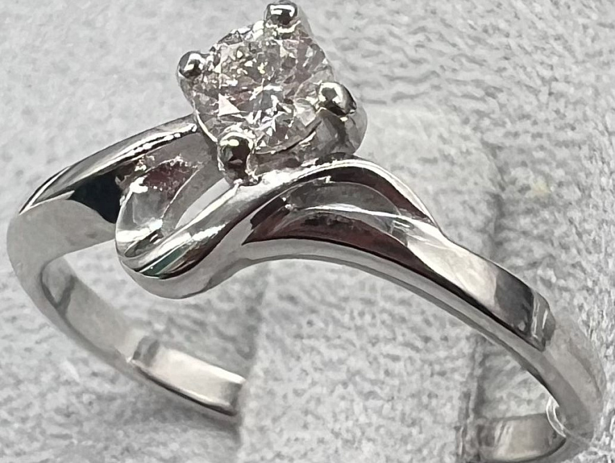 На фото Золотые кольца в Казахстане №кольцо из белого золота с бриллиантом 16.5 вес 1.72 г:     .