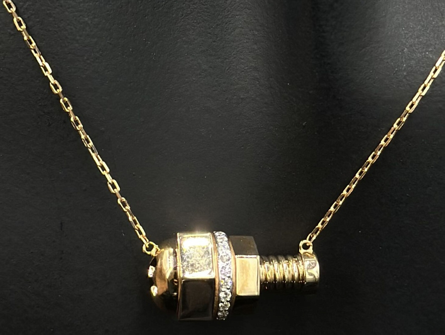 На фото Золотые колье в Казахстане №колье из красного золота с бриллиантом вес 6.5 г:     .