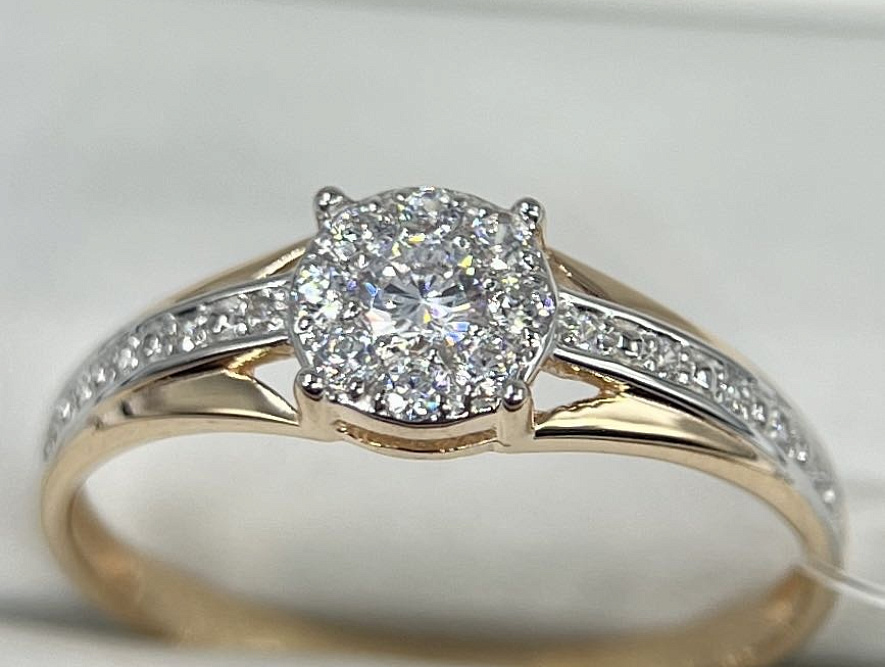 На фото Золотые кольца в Казахстане №кольцо из красного золота с фианитом 19 вес 1.95 г:     .