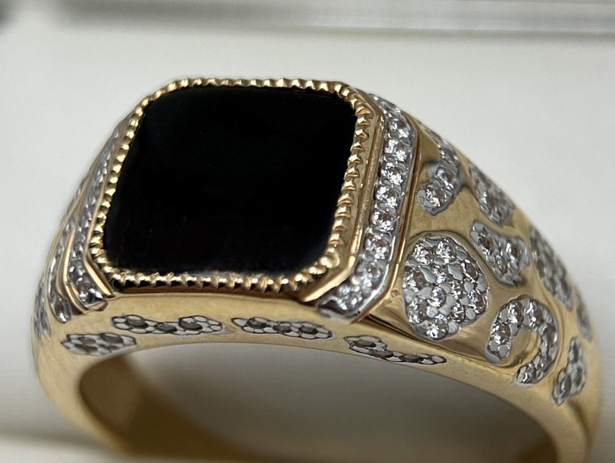 На фото Золотые печатки в Казахстане №печатка из красного золота с фианитом и ониксом 21 вес 6.07 г:     .