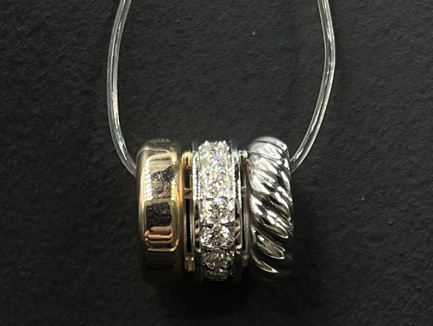 На фото Золотые подвески в Казахстане №подвеска из белого золота с бриллиантом вес 2.02 г:     .