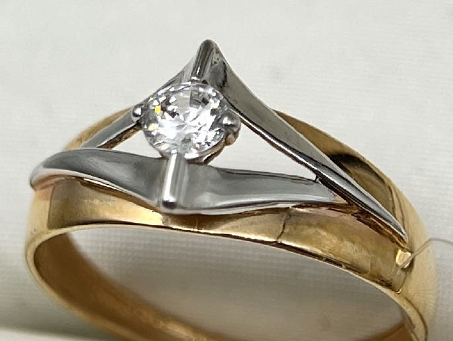 На фото Золотые кольца в Казахстане №кольцо из белого золота с фианитом 15.5 вес 1.54 г:     .