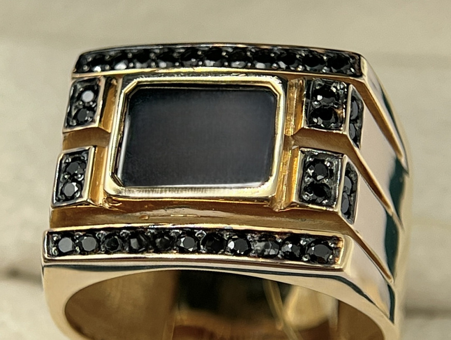 На фото Золотые печатки в Казахстане №печатка из красного золота с фианитом и ониксом 20 вес 9.69 г:     .