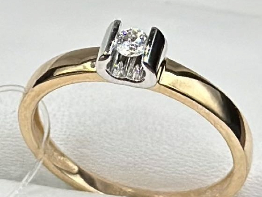 На фото Золотые кольца в Казахстане №кольцо из белого золота с бриллиантом 16.5 вес 1.83 г:     .