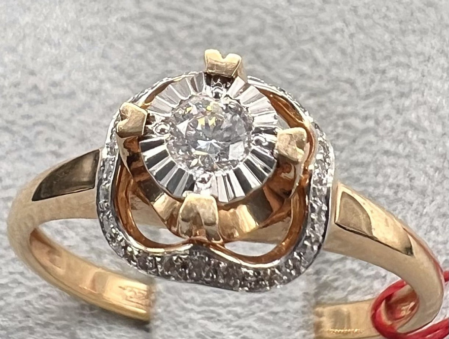 На фото Золотые кольца в Казахстане №кольцо из белого золота с бриллиантом 17 вес 2.25 г:     .