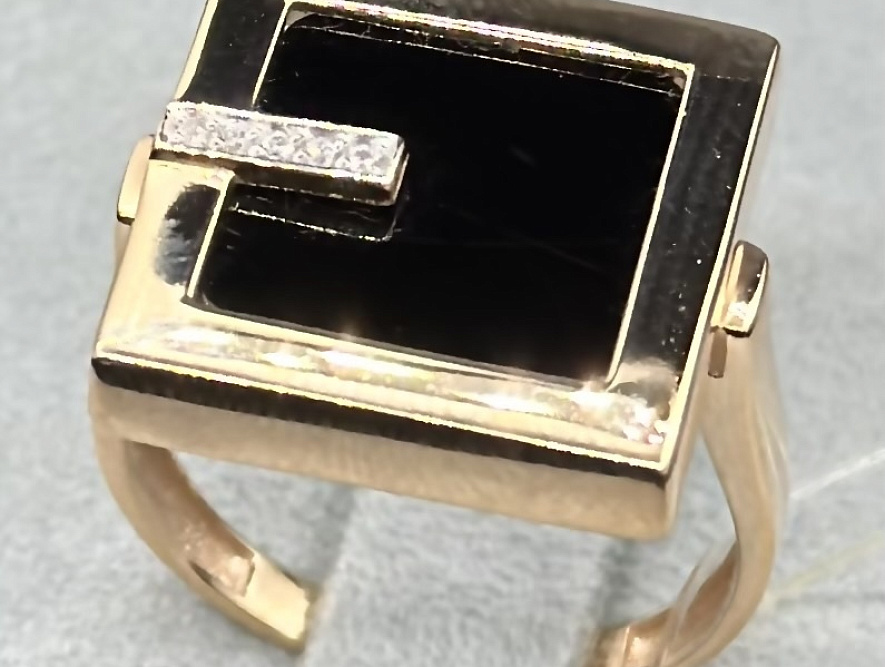 На фото Золотые кольца в Казахстане №кольцо из красного золота с фианитом и ониксом 17 вес 4.15 г:     .