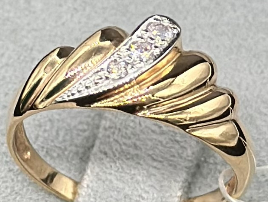 На фото Золотые кольца в Казахстане №кольцо из белого золота с фианитом 16.5 вес 2.05 г:     .