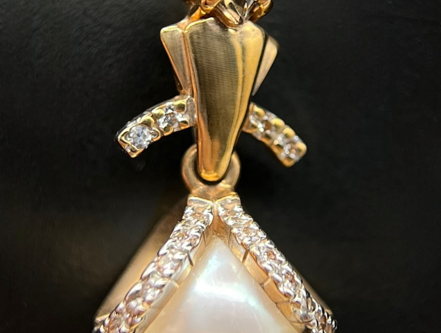 На фото Золотые подвески в Казахстане №подвеска из красного золота с жемчугом и фианитом вес 3.6 г:     .