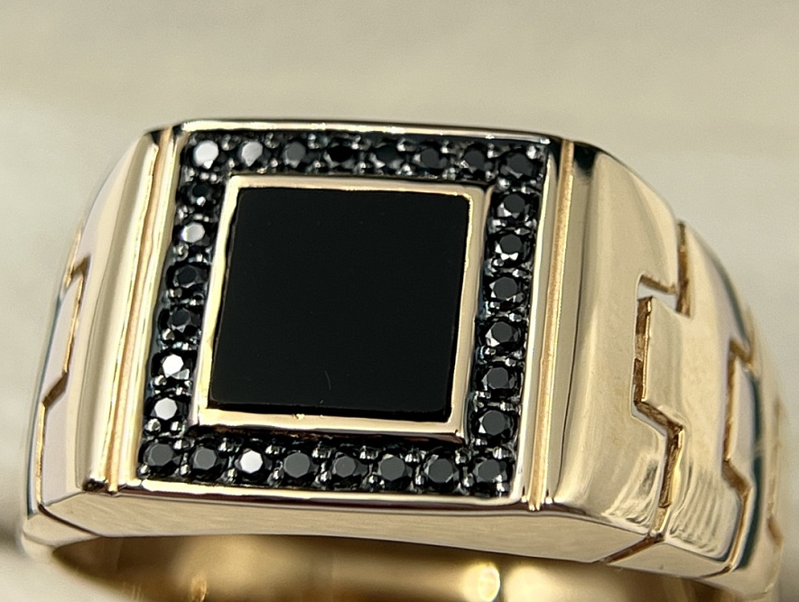 На фото Золотые печатки в Казахстане №печатка из красного золота с фианитом и ониксом 23 вес 6.96 г:     .