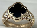На фото Золотые кольца в Казахстане №кольцо из красного золота с ониксом 18 вес 2.15 г:     .