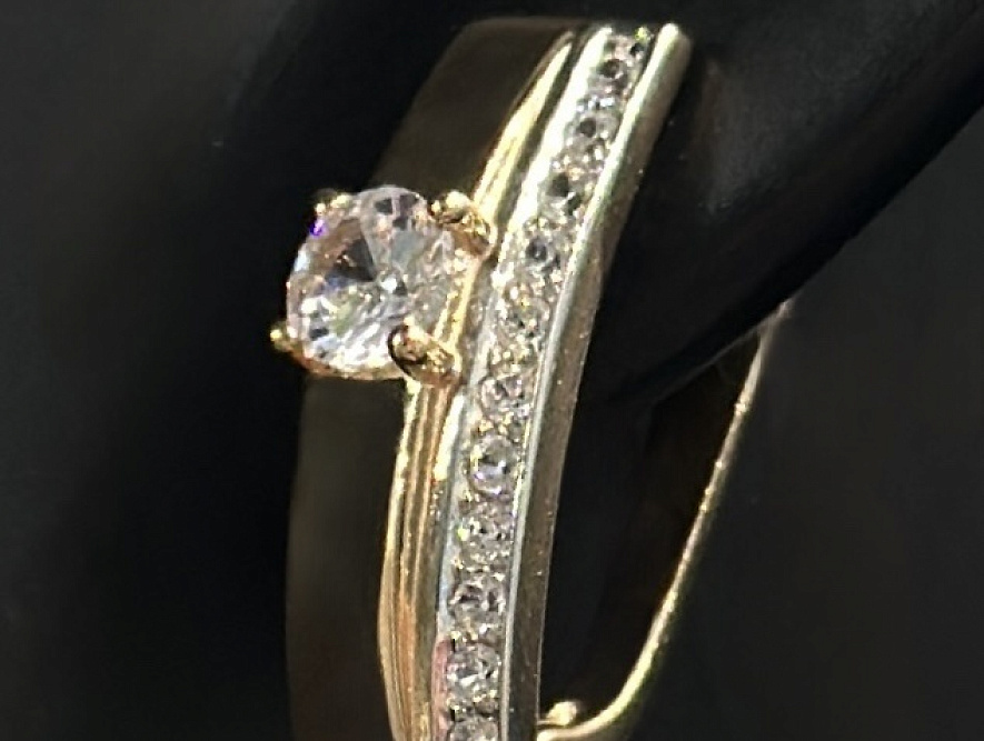 На фото Золотые серьги  №серьги из красного золота с фианитом вес 3.36 г:     .