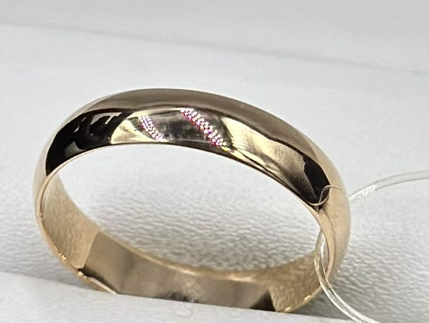 На фото Золотые кольца в Казахстане №обручальное кольцо из красного золота без вставки 17 вес 2.21 г:     .