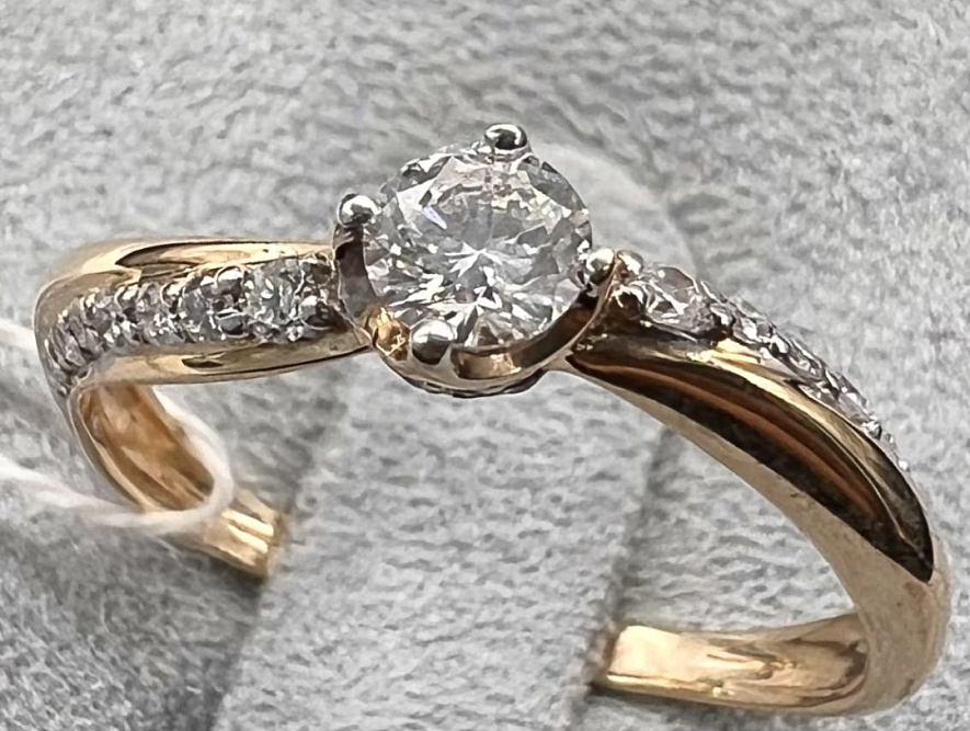 На фото Золотые кольца в Казахстане №кольцо из красного золота с бриллиантом 17 вес 1.57 г:     .