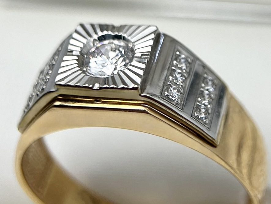 На фото Золотые печатки в Казахстане №печатка из белого золота с цирконом 20.5 вес 5.51 г:     .