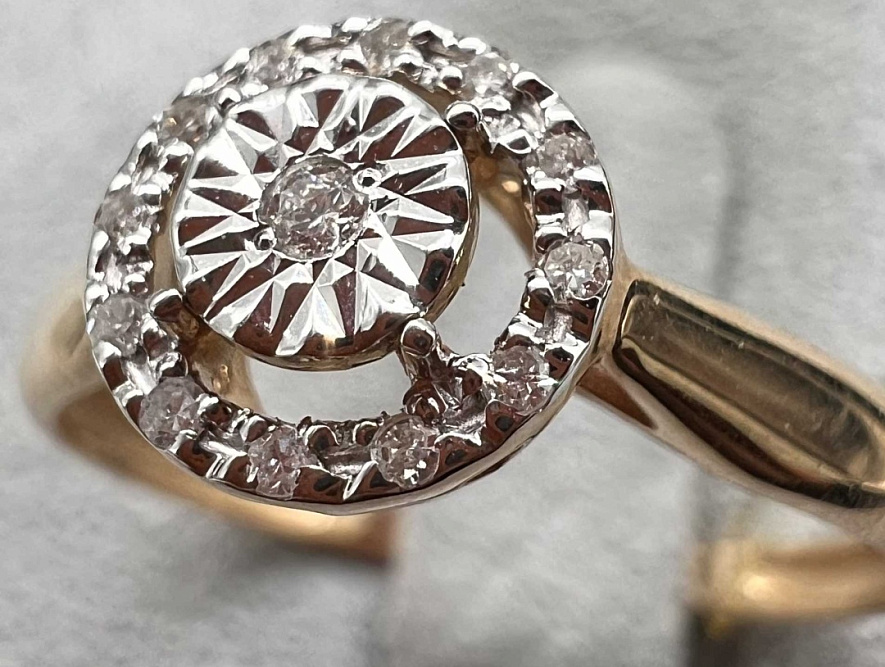 На фото Золотые кольца в Казахстане №кольцо из белого золота с бриллиантом 18.5 вес 1.52 г:     .