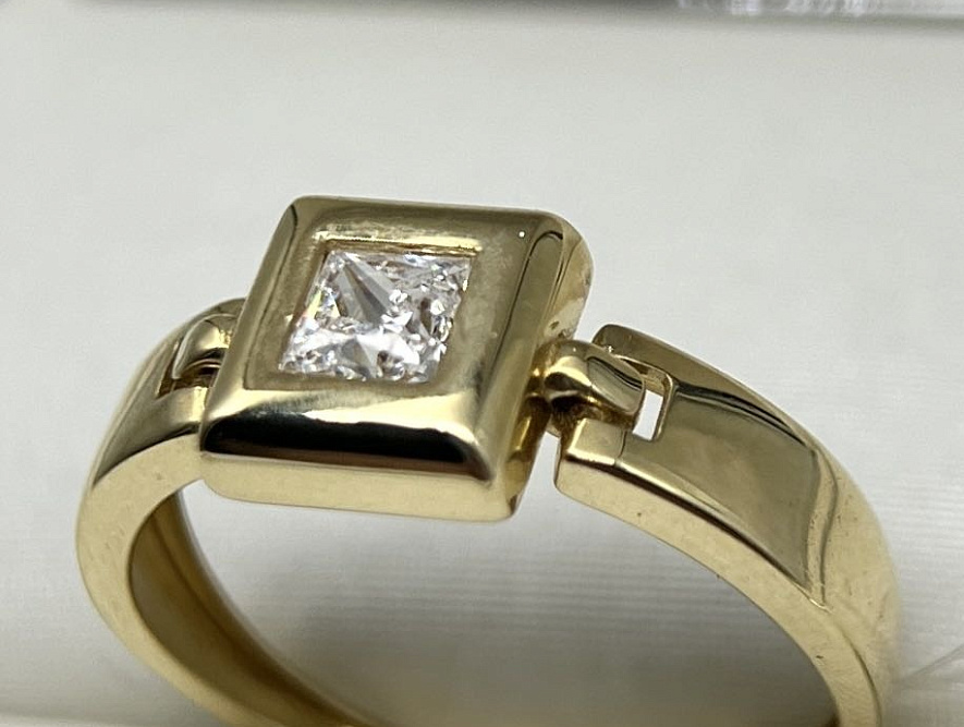 На фото Золотые кольца в Казахстане №кольцо из желтого золота с фианитом 18 вес 1.89 г:     .