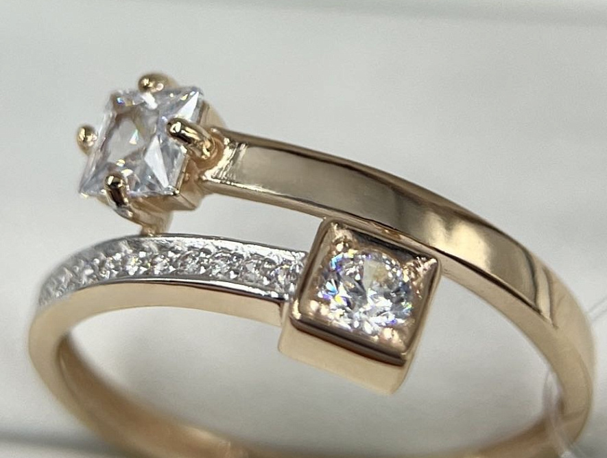 На фото Золотые кольца в Казахстане №кольцо из красного золота с фианитом 17.5 вес 1.94 г:     .