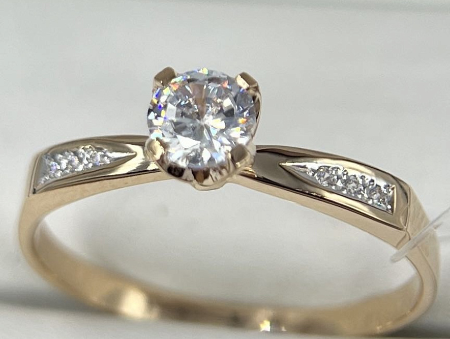 На фото Золотые кольца в Казахстане №кольцо из красного золота с фианитом 19.5 вес 2.33 г:     .