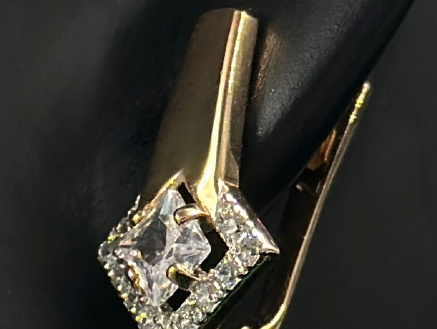 На фото Золотые серьги  №серьги из красного золота с фианитом вес 2.83 г:     .