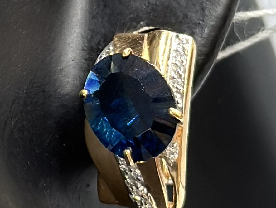 На фото Золотые серьги  №серьги из красного золота с фианитом и ситаллом вес 5.02 г:     .