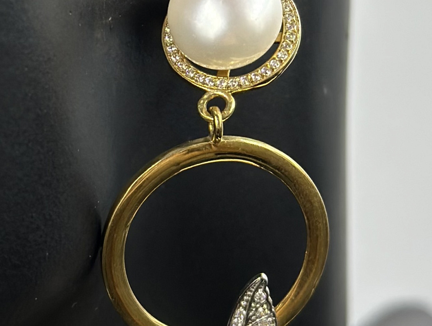 На фото Золотые серьги  №серьги из белого золота с жемчугом и фианитом вес 12.2 г:     .