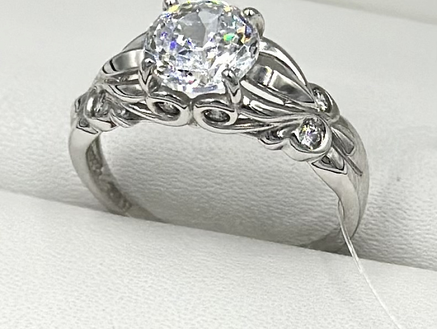 На фото Золотые кольца в Казахстане №кольцо из белого золота с фианитом 16.5 вес 2.74 г:     .