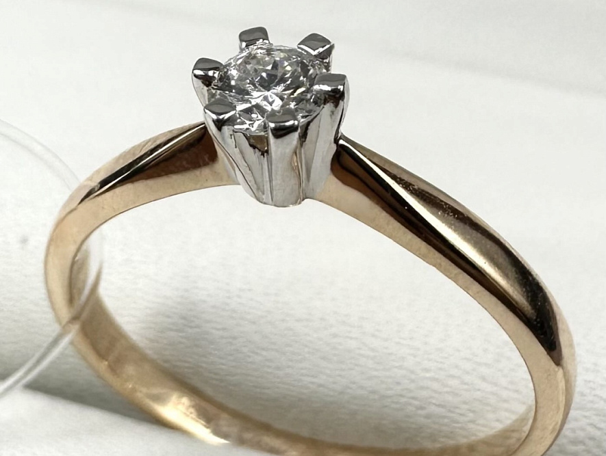 На фото Золотые кольца в Казахстане №кольцо из белого золота с бриллиантом 16 вес 1.52 г:     .