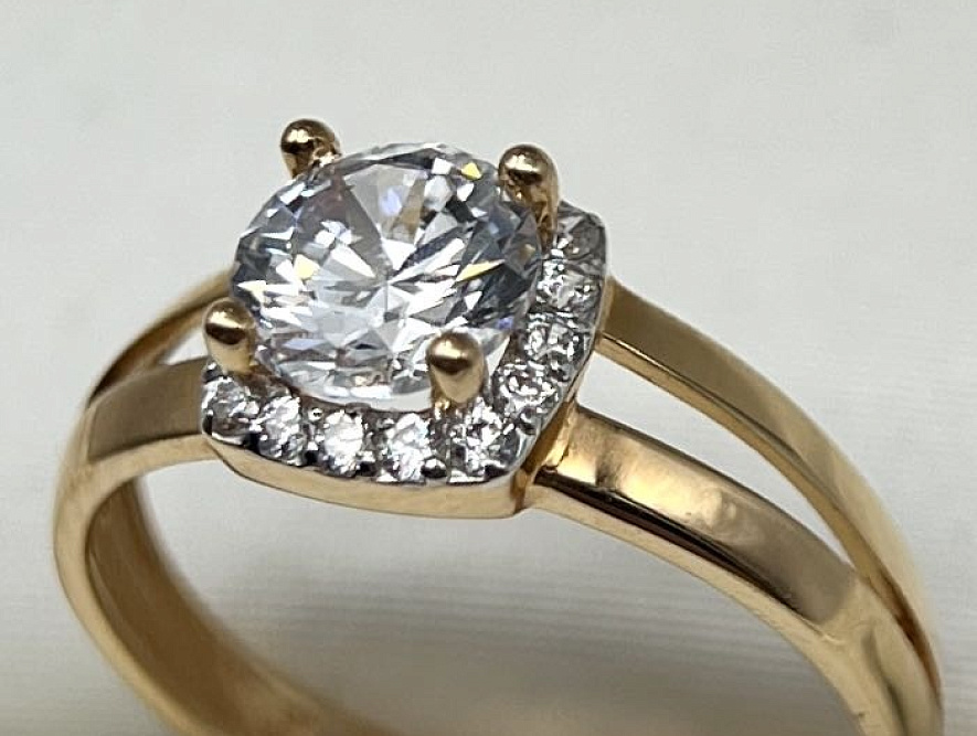 На фото Золотые кольца в Казахстане №кольцо из красного золота с фианитом 16.5 вес 2.05 г:     .