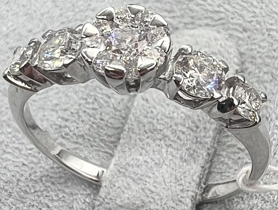 На фото Золотые кольца в Казахстане №кольцо из белого золота с бриллиантом 17 вес 1.88 г:     .