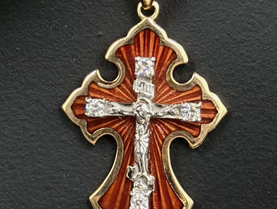 На фото Золотые кресты в Казахстане №крестик из красного золота с бриллиантом вес 3.65 г:     .