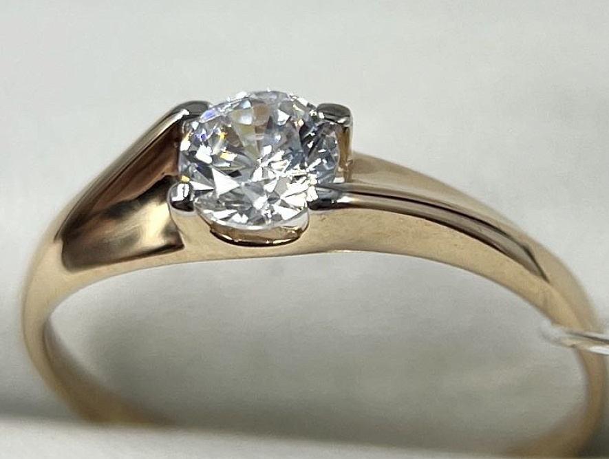 На фото Золотые кольца в Казахстане №кольцо из красного золота с фианитом 16.5 вес 1.12 г:     .