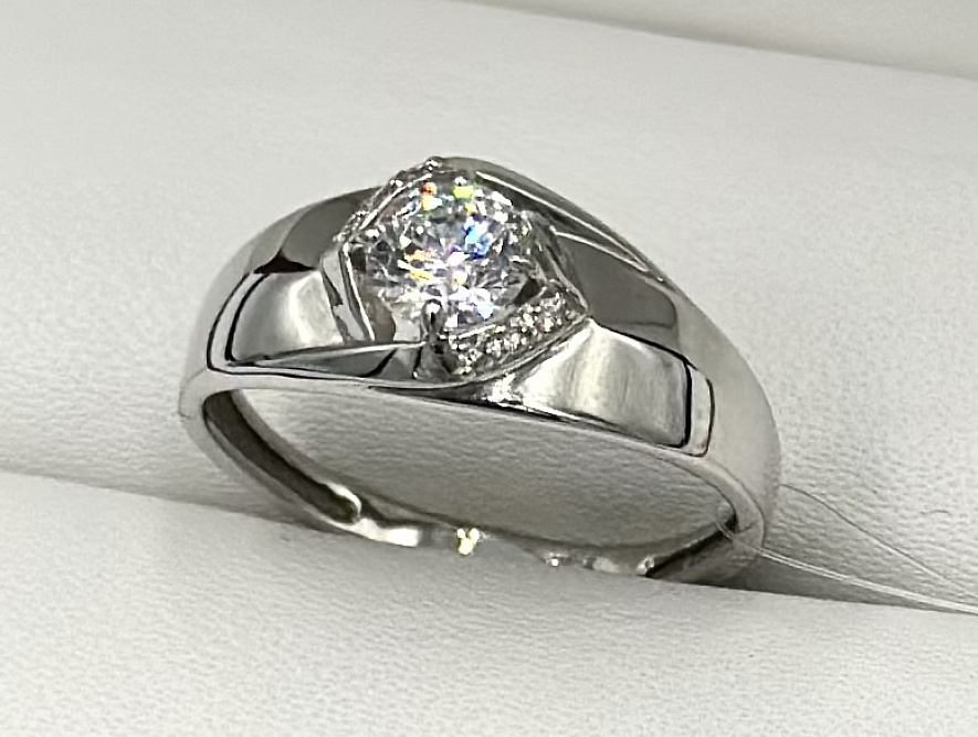 На фото Золотые кольца в Казахстане №кольцо из белого золота с фианит swarovskiом 17 вес 1.93 г:     .