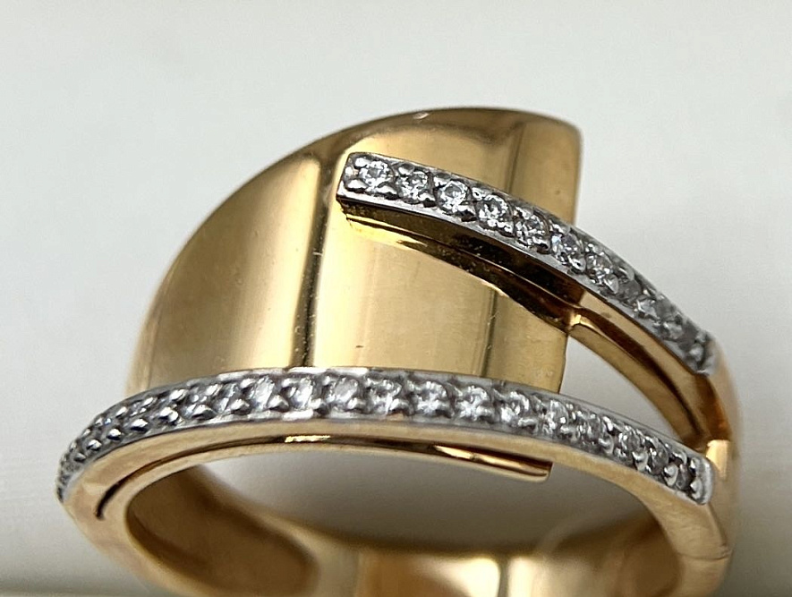 На фото Золотые кольца в Казахстане №кольцо из красного золота с фианитом 17 вес 3.73 г:     .