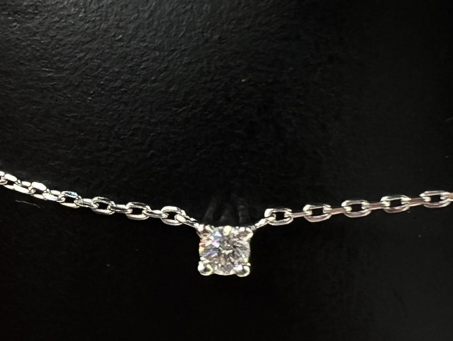 На фото Золотые колье в Казахстане №колье из белого золота с бриллиантом вес 1.64 г:     .