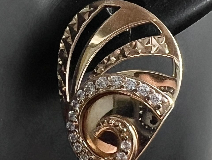 На фото Золотые серьги  №серьги из красного золота с фианитом вес 5 г:     .